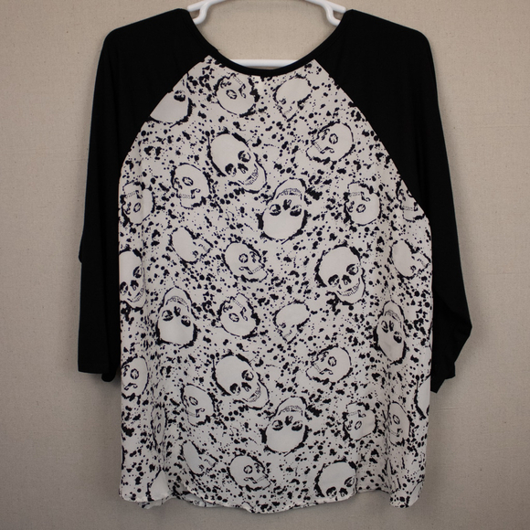 Torrid black and white skull raglan shirt-1X - Picture 4 of 4
